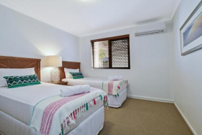 Отель Beachport Apartments  Мулулаба